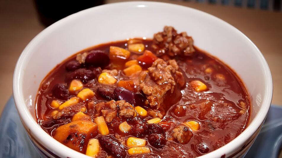Chili con Kürbis schmeckt mit und ohne Hackfleisch.