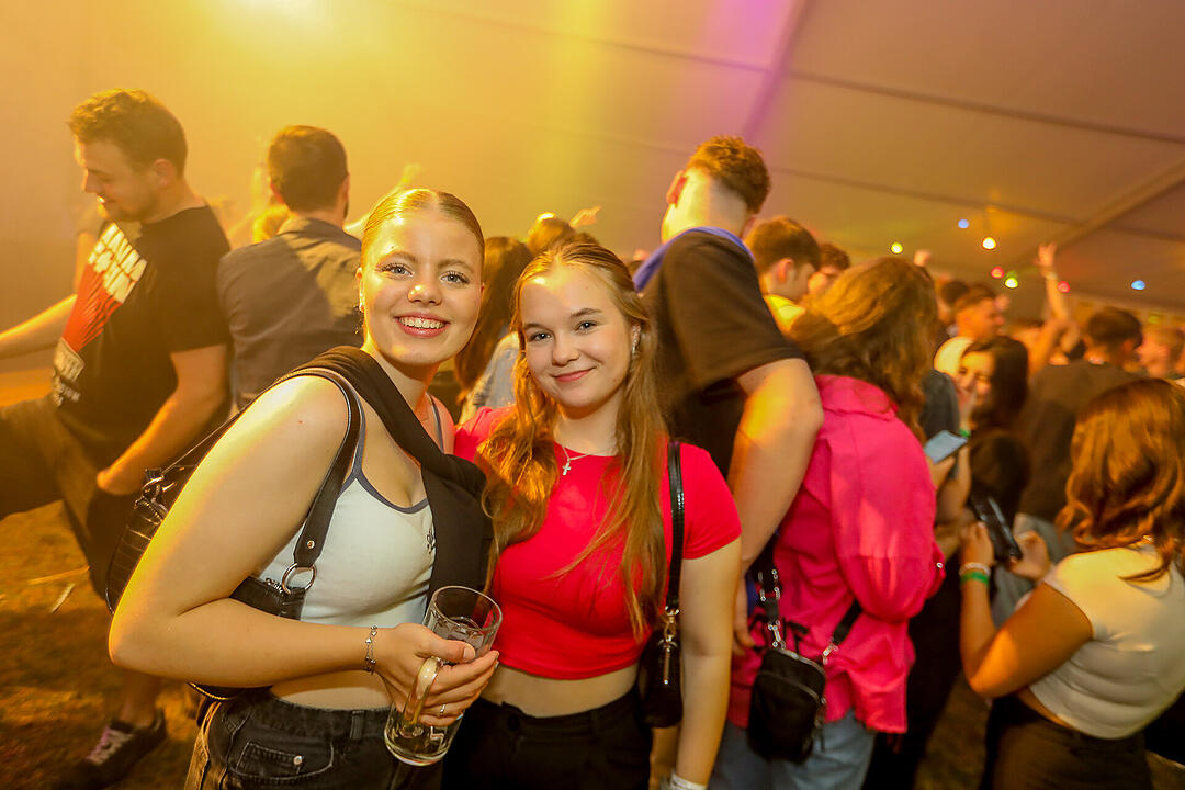 Partyzeltdorf mit 5 Areas!