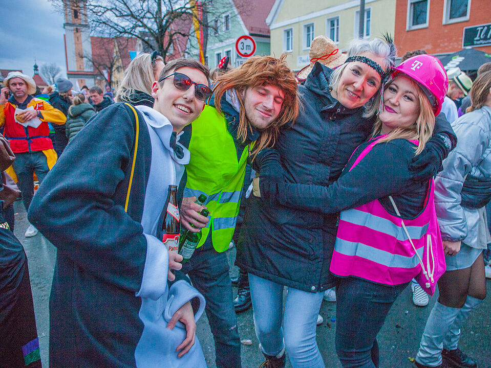 Tausende Narren und Närrinnen feierten auf der Straße
