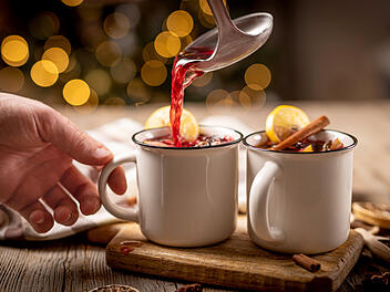 Heiß, aromatisch und schnell selbst gemacht - das ist Glühwein zu Hause.