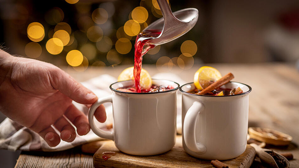 Heiß, aromatisch und schnell selbst gemacht - das ist Glühwein zu Hause.