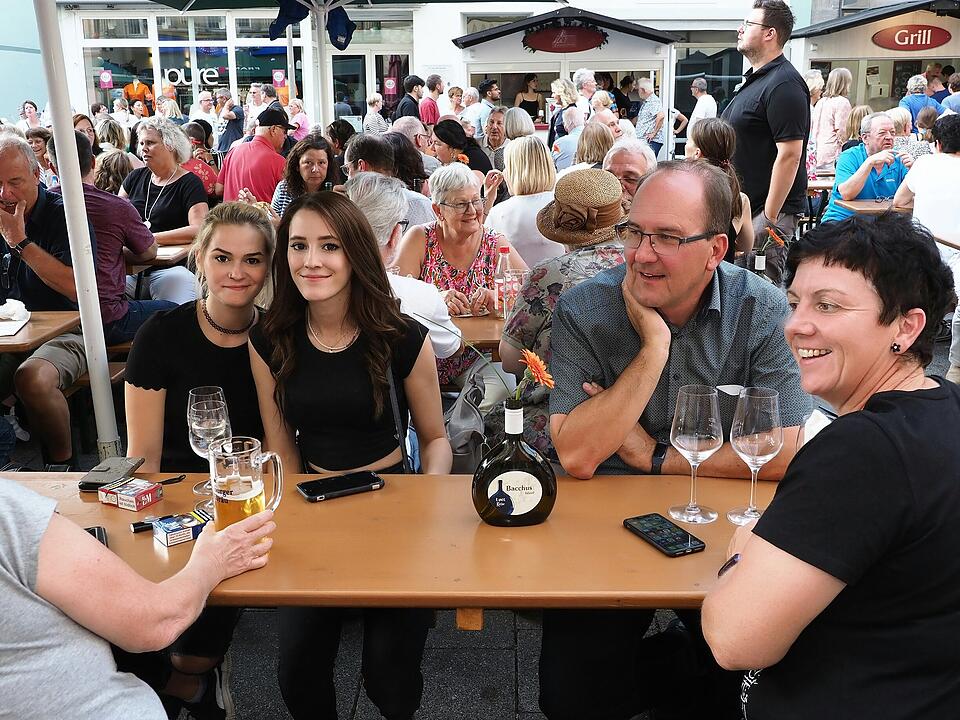 Authentische Saaletal-Weine, Spitzen-Bands und kulinarische Köstlichkeiten.