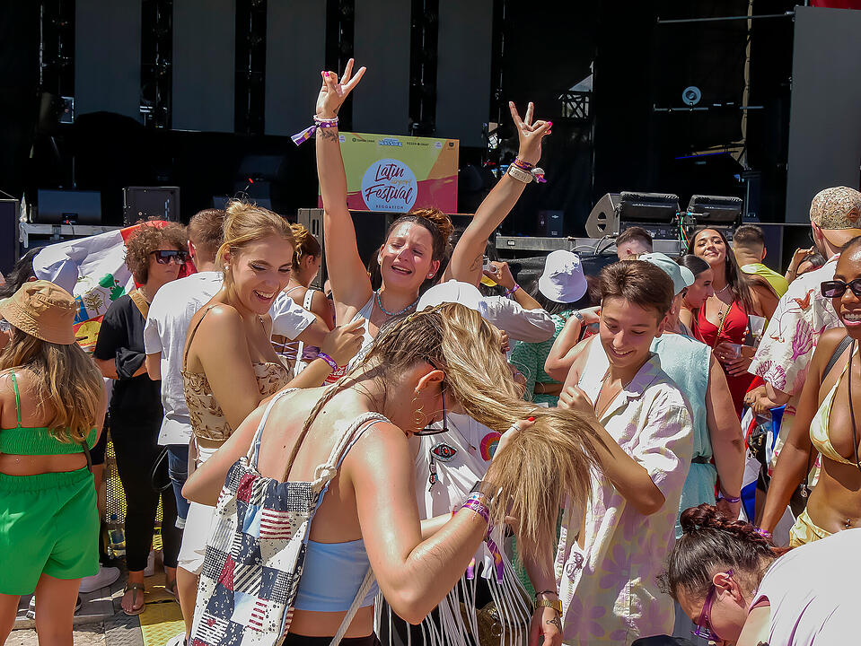 Mit internationalen und nationalen Live-Acts!