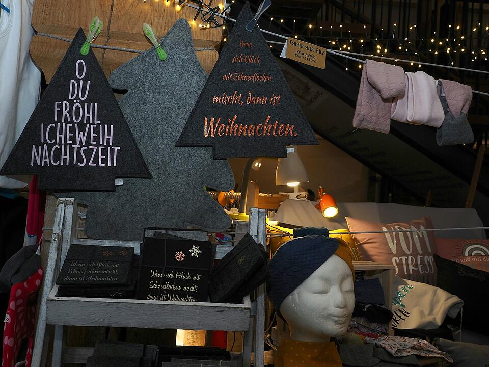 Kunsthandwerker und Regionalerzeuger präsentieren ihre Waren und Künste.