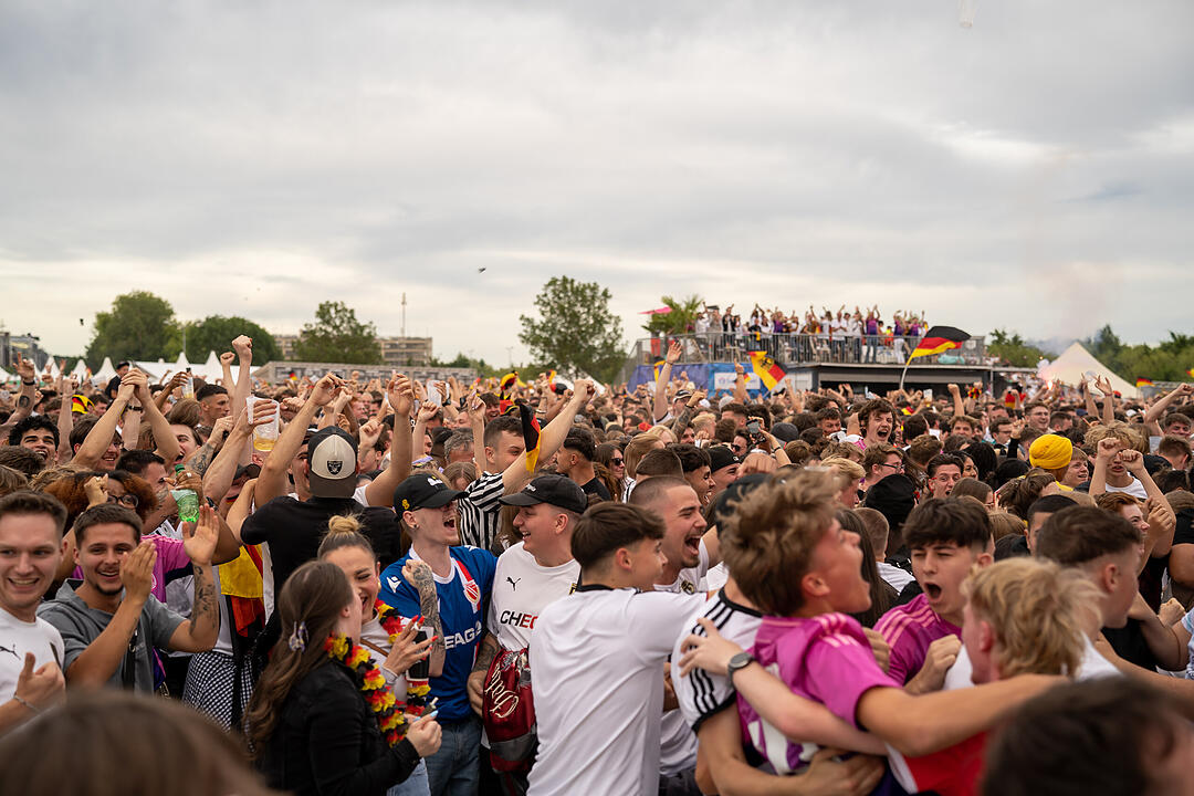 Fans schauen das EM-Viertelfinale zwischen Duetschland und Spanien in Nürnberg
