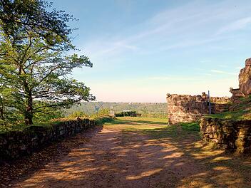 Blick von der Burgruine Lemberg bis nach Pirmasens.