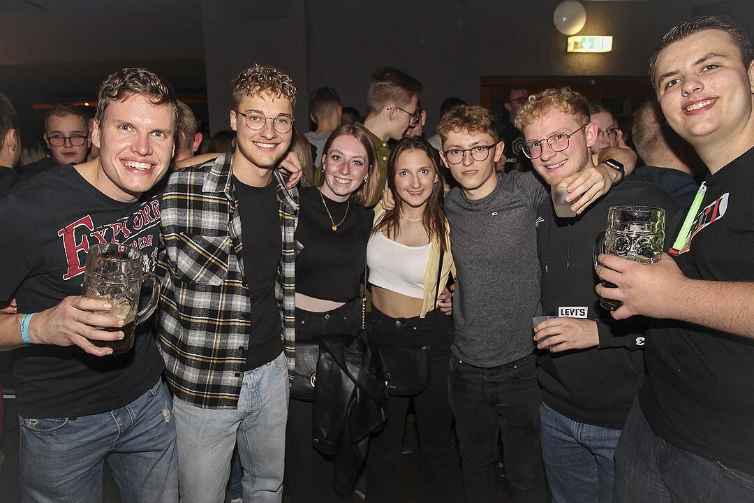 Die Partyband "Power" heizte ordentlich ein.
