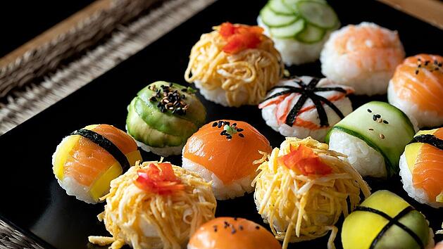 Sushi gibt es in vielen Varianten - auch mit Gurke und Lachs.