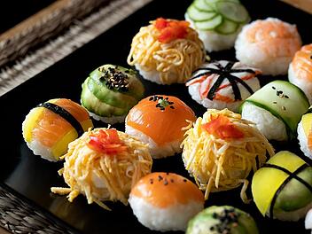 Sushi gibt es in vielen Varianten - auch mit Gurke und Lachs.