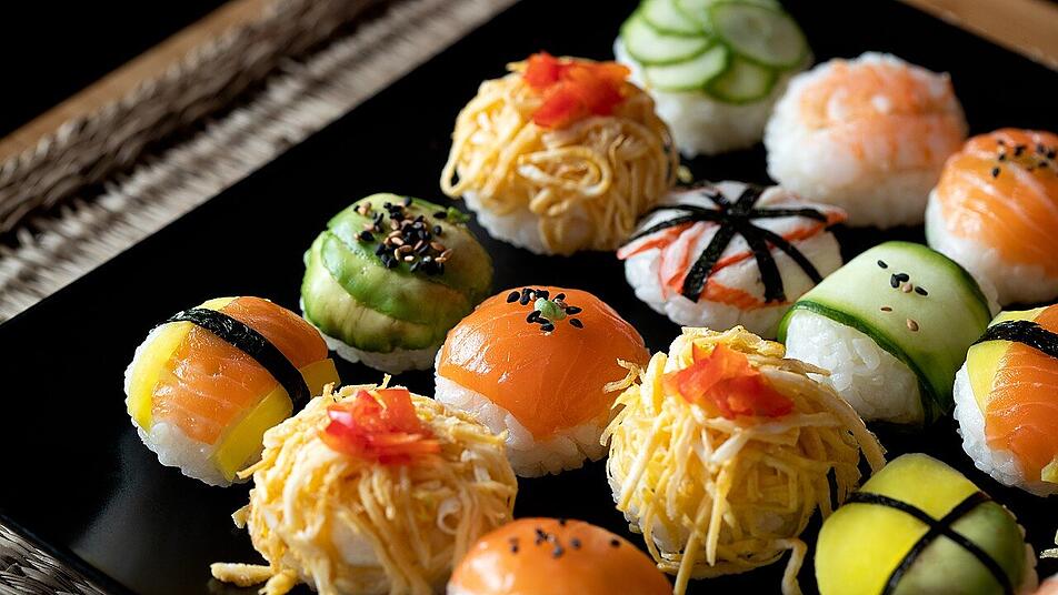 Sushi gibt es in vielen Varianten - auch mit Gurke und Lachs.