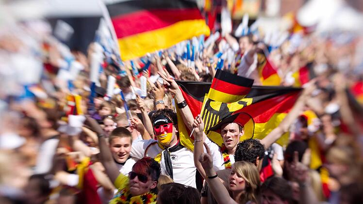 Auf unserer Liste mit Fanartikeln ist für jeden etwas dabei. Dann kann die WM 2018 eigentlich auch schon kommen. Symbolbild: Gentsch/dpa