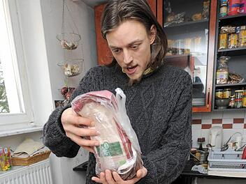 Gute Tagesausbeute: Raphael Fellmer ernährt sich von geretteten Lebensmitteln.  Foto: Bernd Settnik, dpa/Archiv