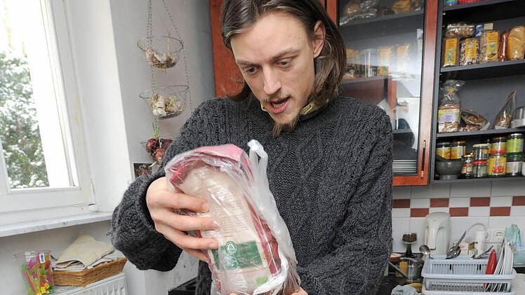 Gute Tagesausbeute: Raphael Fellmer ernährt sich von geretteten Lebensmitteln.  Foto: Bernd Settnik, dpa/Archiv