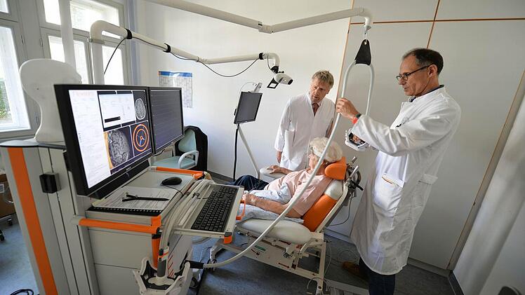 Peter Rieckmann (links) beobachtet die Übertragung auf dem Bildschirm, während Hermann Weber die Magnetspule navigiert. Foto: Ronald Rinklef