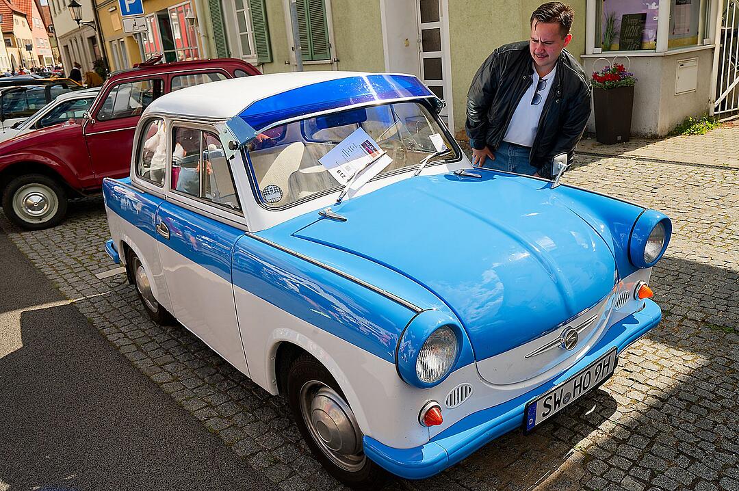 Historische Automobile und Motorräder