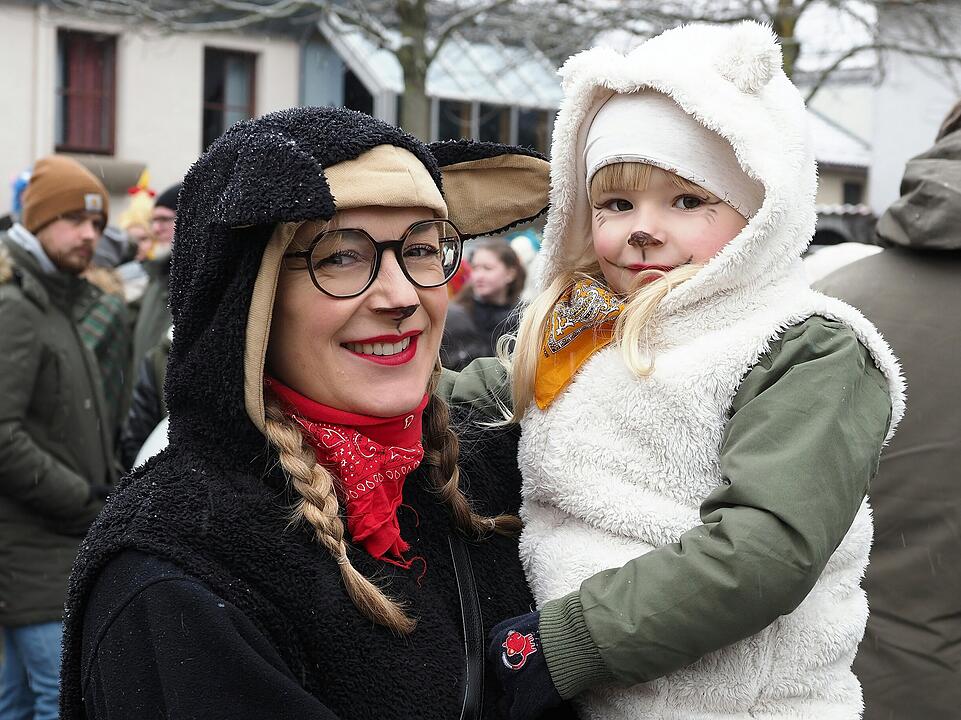 Tausende Besucher beim traditionellen Maskenumzug