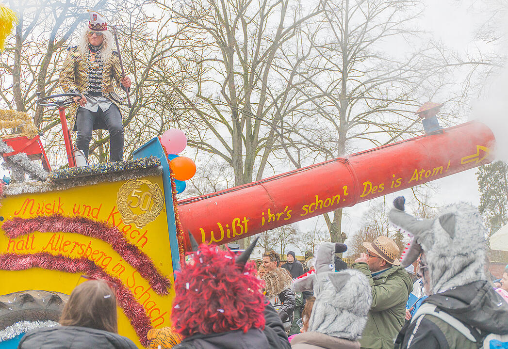 Buntes Faschingstreiben begeistert groß und klein.