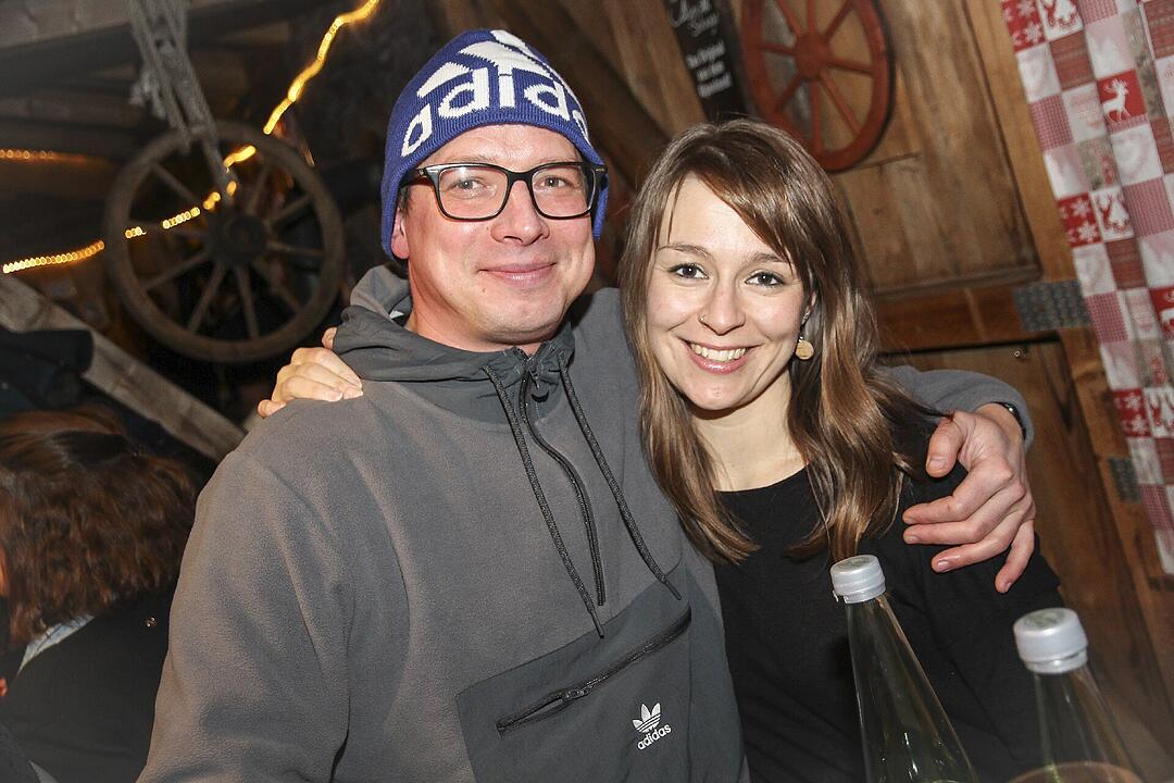 Beste Partystimmung bei voller Hütte.