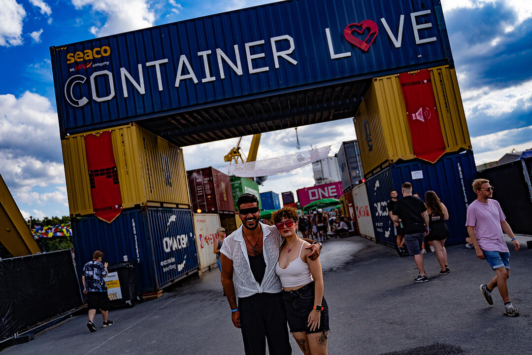 Einmalige Festivalwelt zwischen Stahl und Container.