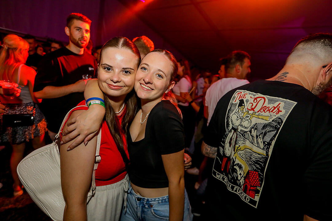 Partyzeltdorf mit 5 Areas!