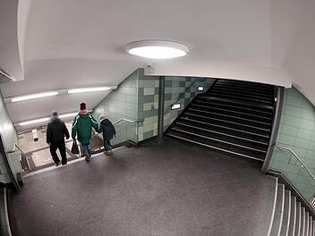 Der junge Mann, der im vergangenen Jahr eine Frau in Berlin in der U-Bahn in den Rücken getreten hat, wurde wohl im Gefängnis von Mitinsassen verprügelt.  Foto: Jörg Carstensen/dpa