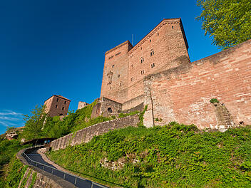 Majestätisch erwartet die Burg Trifels im Pfälzer Wald ihre Besucher*innen.