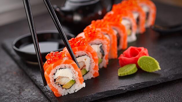 Die japanischen Reisröllchen enthalten wenig Fett und dank Nori-Algen und Fisch viel Eiweiß.