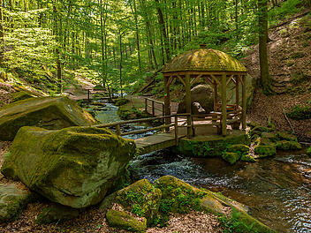 Dieses Idyll liegt auf den Wegen durch die Karlstalschlucht.