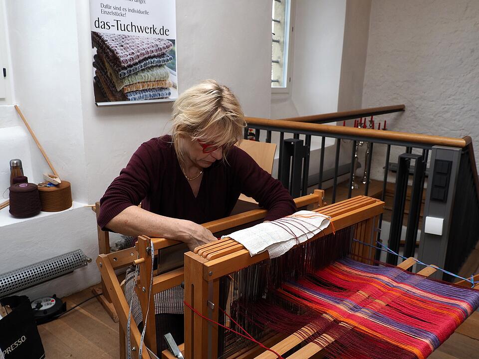 Kunsthandwerker und Regionalerzeuger präsentieren ihre Waren und Künste.