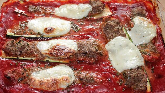 Gefüllte Zucchini mit Hackfleisch in Tomatensoße - so lecker!