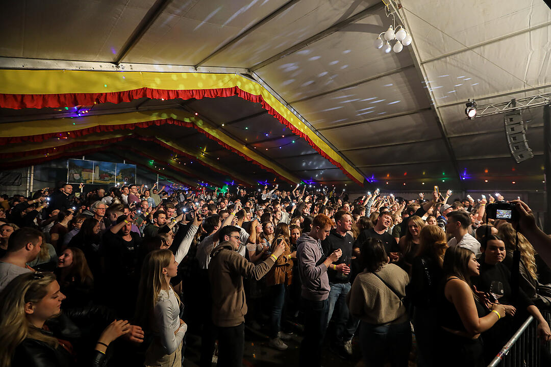 Beste Stimmung beim traditionsreichen Zeltweinfest an der Mainschleife!