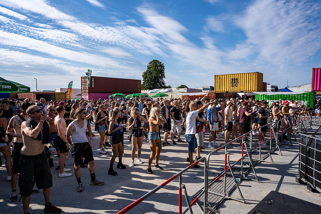 Techno-Musik direkt am Hafenbecken zwischen Kränen und Containern!