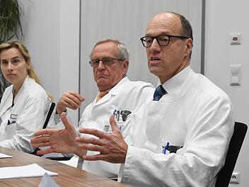 Stellten sich den Fragen der Presse (v. l.): Sabine Zirlik, Medizinische Klinik 1, Wolfgang Rascher, Direktor der Kinderklinik und der Ärztliche Direktor der Erlanger Unikliniken, Heinrich Iro.  Foto: Ronald Rinklef