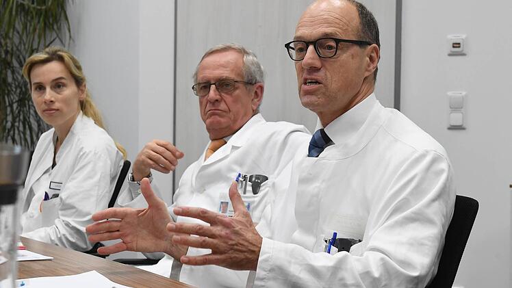 Stellten sich den Fragen der Presse (v. l.): Sabine Zirlik, Medizinische Klinik 1, Wolfgang Rascher, Direktor der Kinderklinik und der Ärztliche Direktor der Erlanger Unikliniken, Heinrich Iro.  Foto: Ronald Rinklef