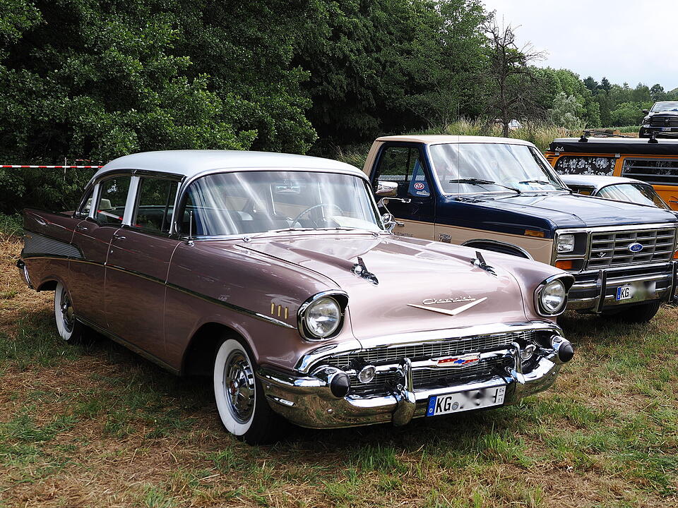 Oldtimer, US Cars, Traktoren und Motorräder.