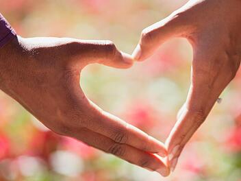 Hand in Hand durch's Leben: Mit unseren 5 Tipps findest du garantiert die richtige Person an deiner Seite.