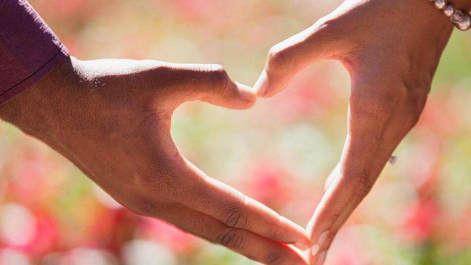 Hand in Hand durch's Leben: Mit unseren 5 Tipps findest du garantiert die richtige Person an deiner Seite.