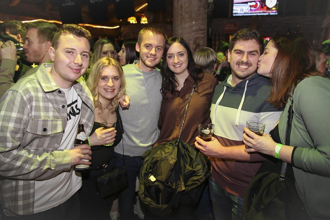 Beste Partystimmung bei voller Hütte.