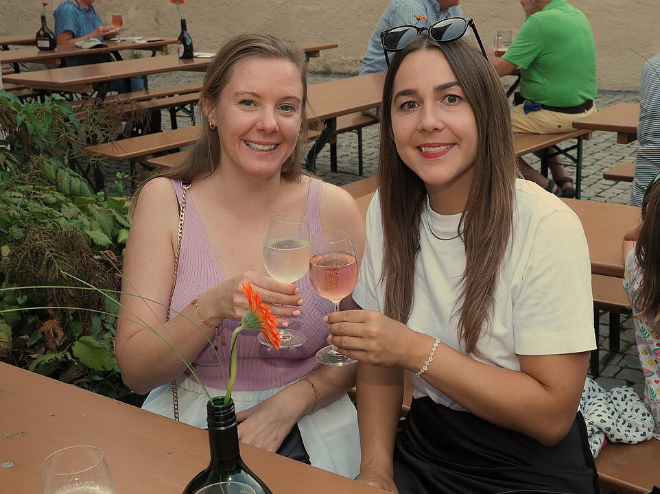 Das Weinfest zieht tausende Besucher an.