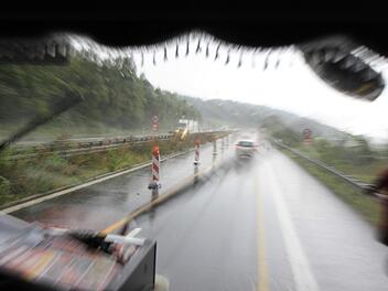 Enge Baustellen und obendrein schlechtes Wetter: Da ist höchste Konzentration bei Lkw-Fahrern gefordert.  Foto: Christian Pack
