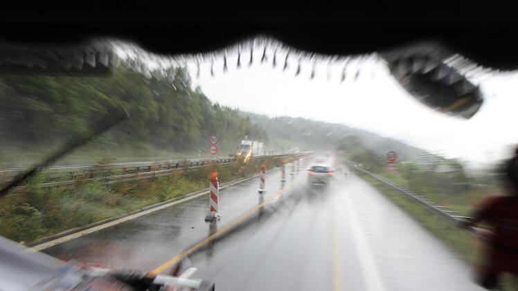 Enge Baustellen und obendrein schlechtes Wetter: Da ist höchste Konzentration bei Lkw-Fahrern gefordert.  Foto: Christian Pack