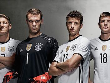 Mehrere Millionen Fans auf Facebook, Twitter und Instagram. Manuel Neuer, Thomas Müller, Bastian Schweinsteiger, Toni Kroos und ihre Mannschaftskollegen sind in Sozialen Netzwerken sehr aktiv. Foto: dpa