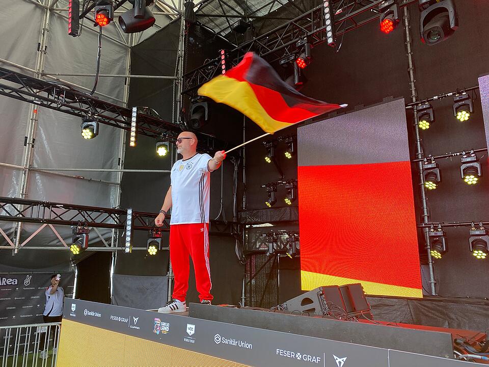 Deutschland steht im Achtelfinale und Nürnberger Fans feiern ausgelassen