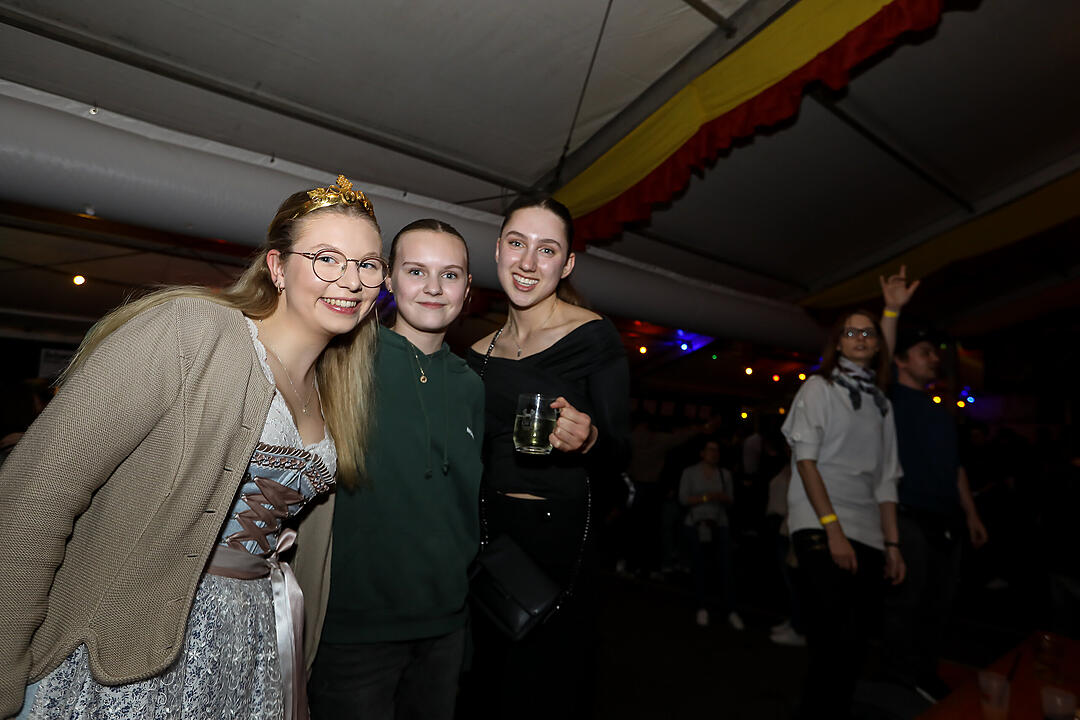 Beste Stimmung beim traditionsreichen Zeltweinfest an der Mainschleife!