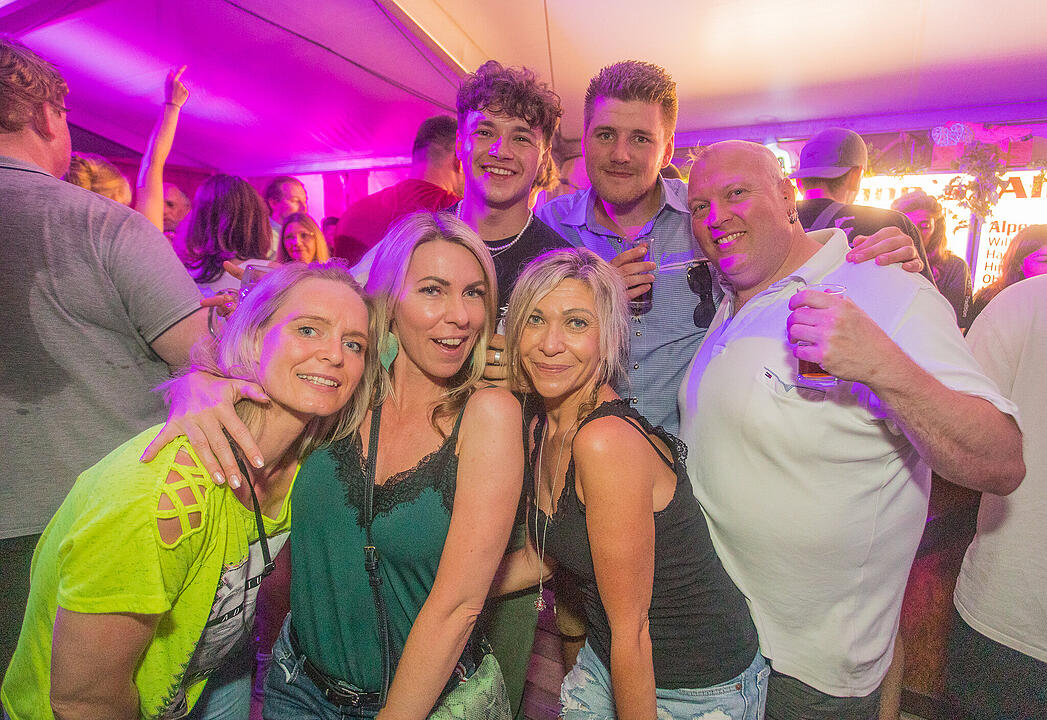 Musik im Festzelt gab es mit der Band "KLOSTERGOLD"