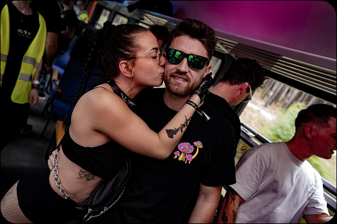 Hard Techno und Trance in drei verschiedenen Party-Waggons!