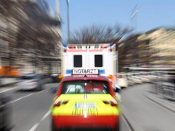 Die Feuerwehr Frankfurt am Main entdeckte bei einem Rettungseinsatz einen Beschwerdezettel an der Windschutzscheibe und veröffentlichte diesen. Foto: Symbolbild / Stephan Jansen / dpa