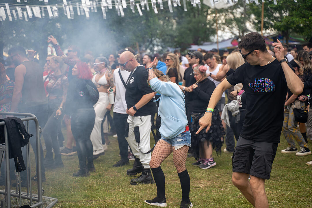Sommer. Sonne. Tanzen. Techno. Bass!