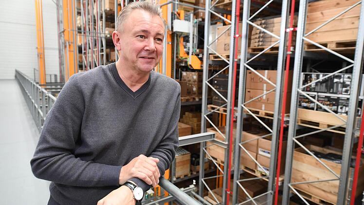 Hans Thomann im Kleinteilelager, dessen Technik teils selbst von der Firma programmiert wurde. Foto: Ronald Rinklef