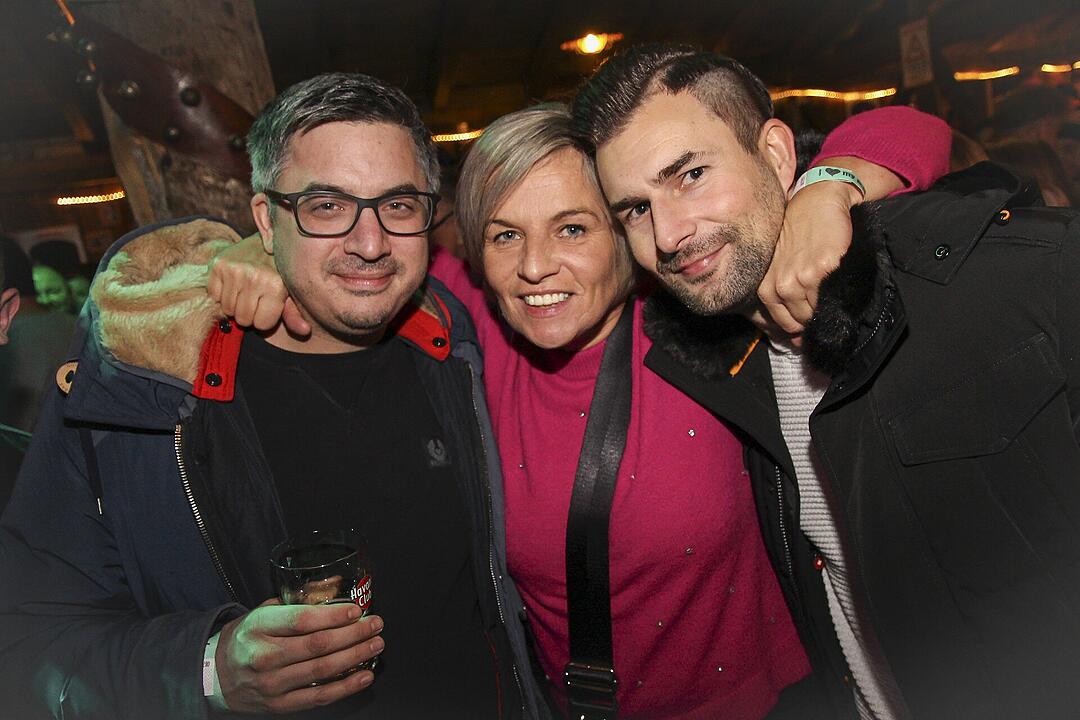 Beste Partystimmung bei voller Hütte.